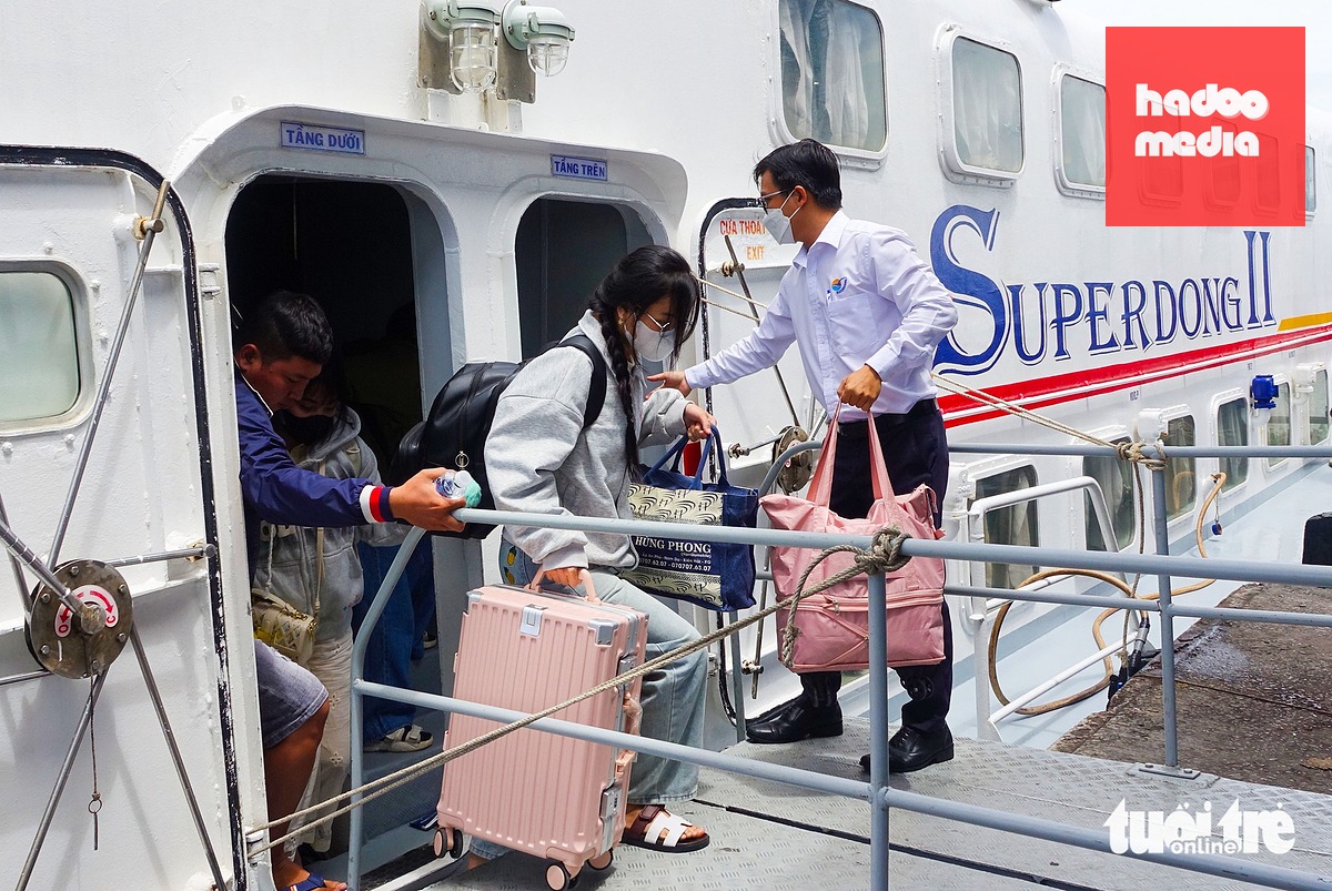 Học sinh Trường THCS An Sơn (quần đảo Nam Du, đặc khu Kiên Hải) ngồi tàu cao tốc vượt hơn 90km đường biển qua đất liền thi tốt nghiệp THPT năm 2026 - Ảnh: CHÍ CÔNG