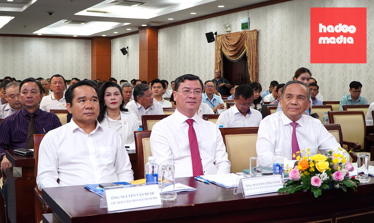 Chủ tịch UBND TP.HCM Nguyễn Văn Được cùng Phó chủ tịch UBND TP.HCM Nguyễn Công Vinh dự hội nghị về phát triển nhà ở cho thuê chiều 9-6 - Ảnh: ÁI NHÂN