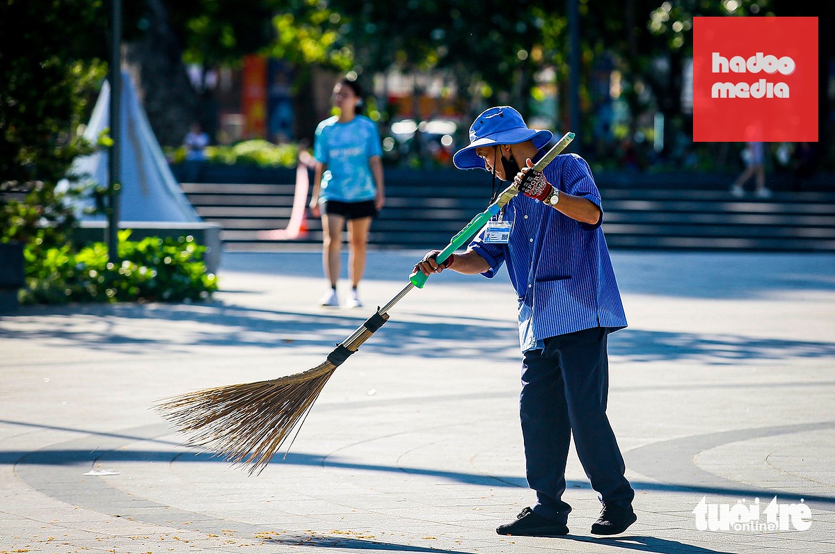 Đến đây, hầu như không thấy cảnh rác thải bừa bộn. Công việc chủ yếu của các nhân viên vệ sinh là quét lá cây - Ảnh: CHÂU TUẤN
