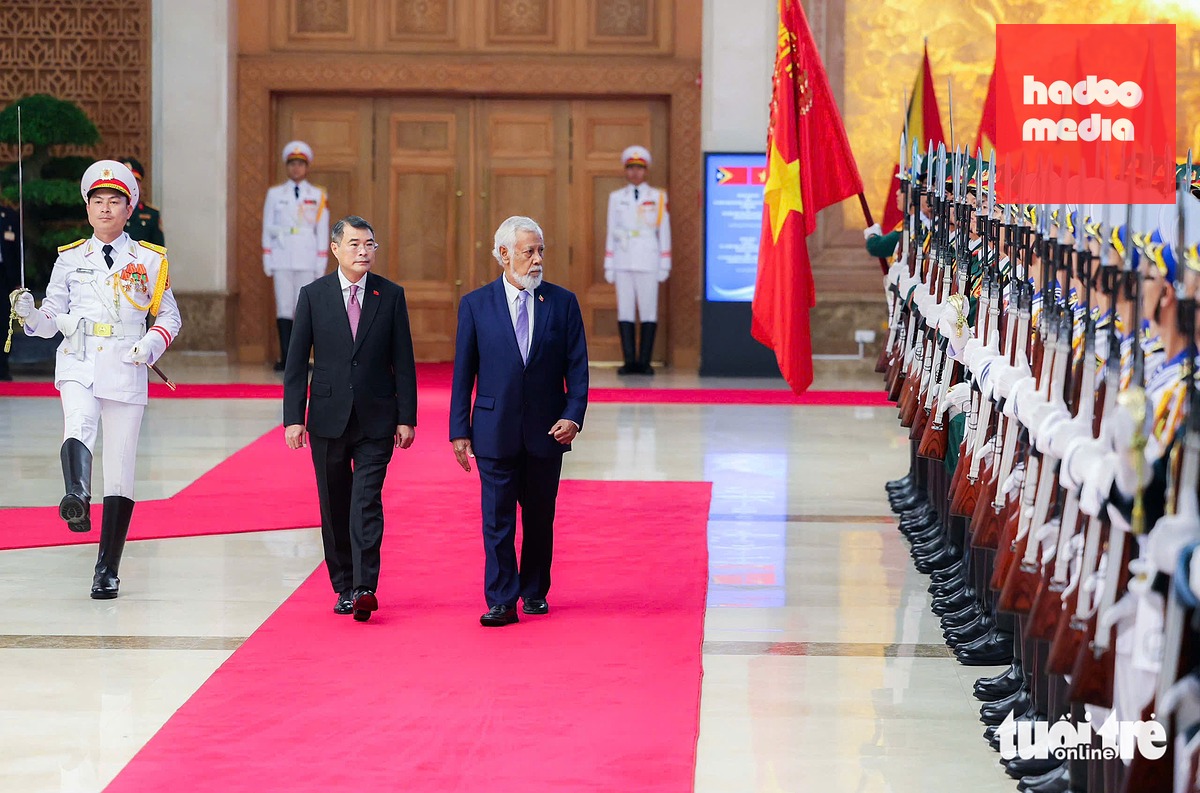 Thủ tướng Lê Minh Hưng và Thủ tướng Timor-Leste Kay Rala Xanana Gusmão duyệt đội danh dự - Ảnh: NGUYỄN KHÁNH
