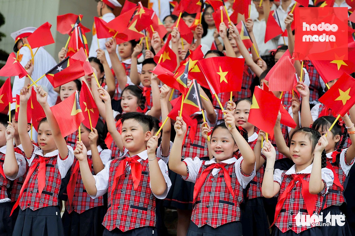 Thiếu nhi Hà Nội chào đón Thủ tướng Timor-Leste Kay Rala Xanana Gusmão tại Trụ sở Chính phủ ngày 9-6 - Ảnh: NGUYỄN KHÁNH