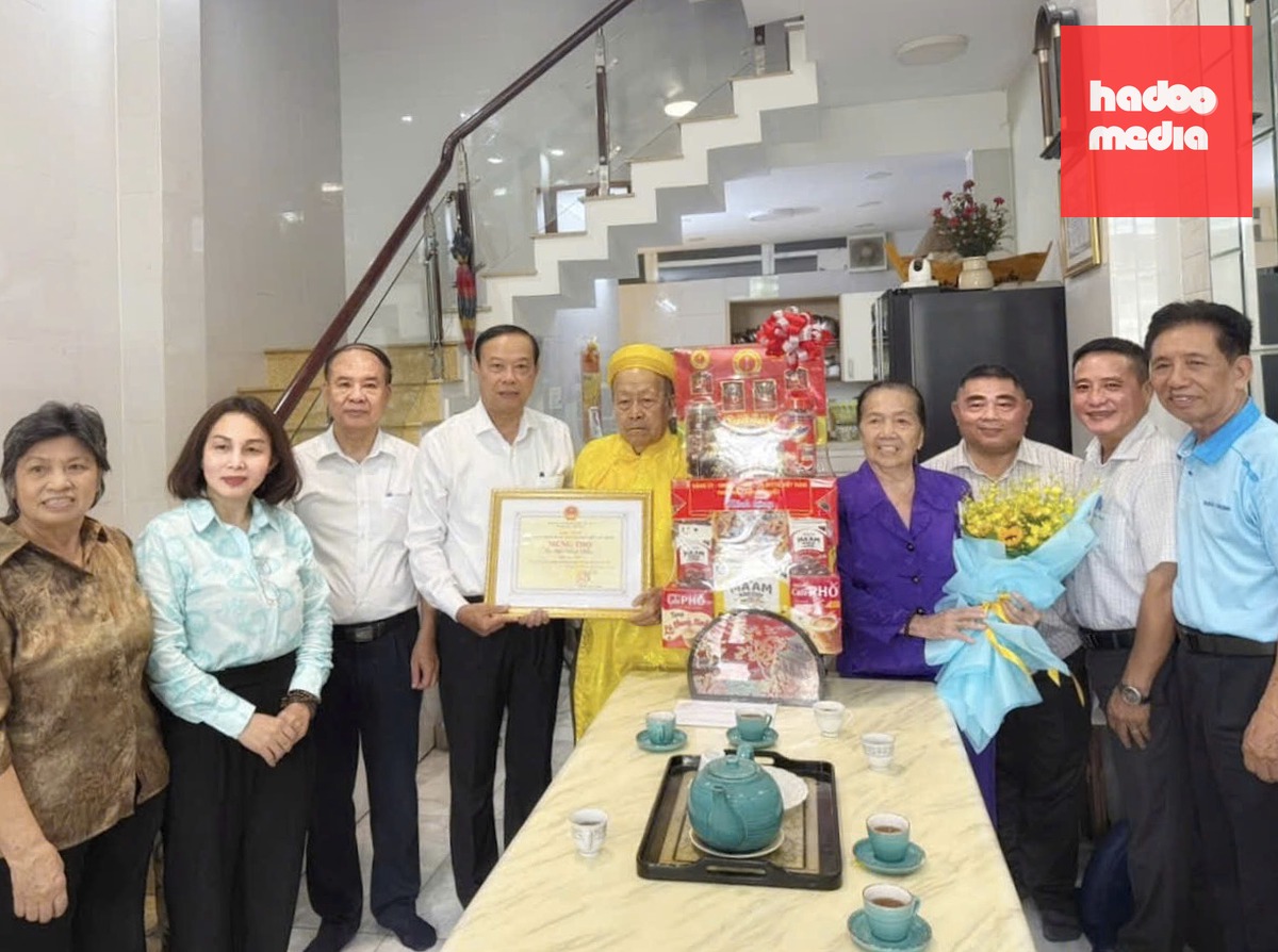 Ông Nguyễn Văn Thọ - Ủy viên Ban Thường vụ Thành ủy, Phó chủ tịch thường trực HĐND TP.HCM - cùng đoàn đại biểu đến thăm, chúc thọ cụ ông Hồ Minh Mẫn - Ảnh: Cổng TTĐT HĐND TP.HCM