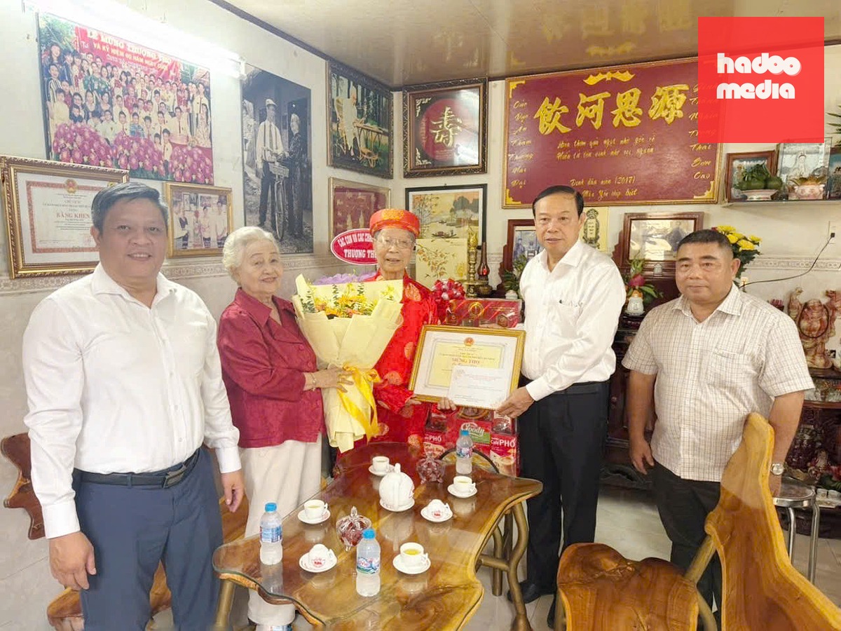 Ông Nguyễn Văn Thọ - Ủy viên Ban Thường vụ Thành ủy, Phó chủ tịch thường trực HĐND TP.HCM - cùng đoàn đại biểu đến thăm, chúc thọ cụ ông Trương Yến - Ảnh: Cổng TTĐT HĐND TP.HCM