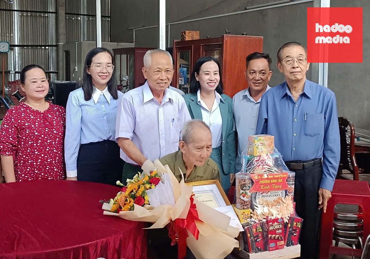 Bà Võ Ngọc Thanh Trúc - Ủy viên Ban Thường vụ Thành ủy, Phó trưởng Đoàn đại biểu Quốc hội chuyên trách khóa XVI TP.HCM - cùng đoàn đại biểu đến chúc thọ cụ ông Trần Văn Mững - Ảnh: ĐÔNG SƠN/SGGP
