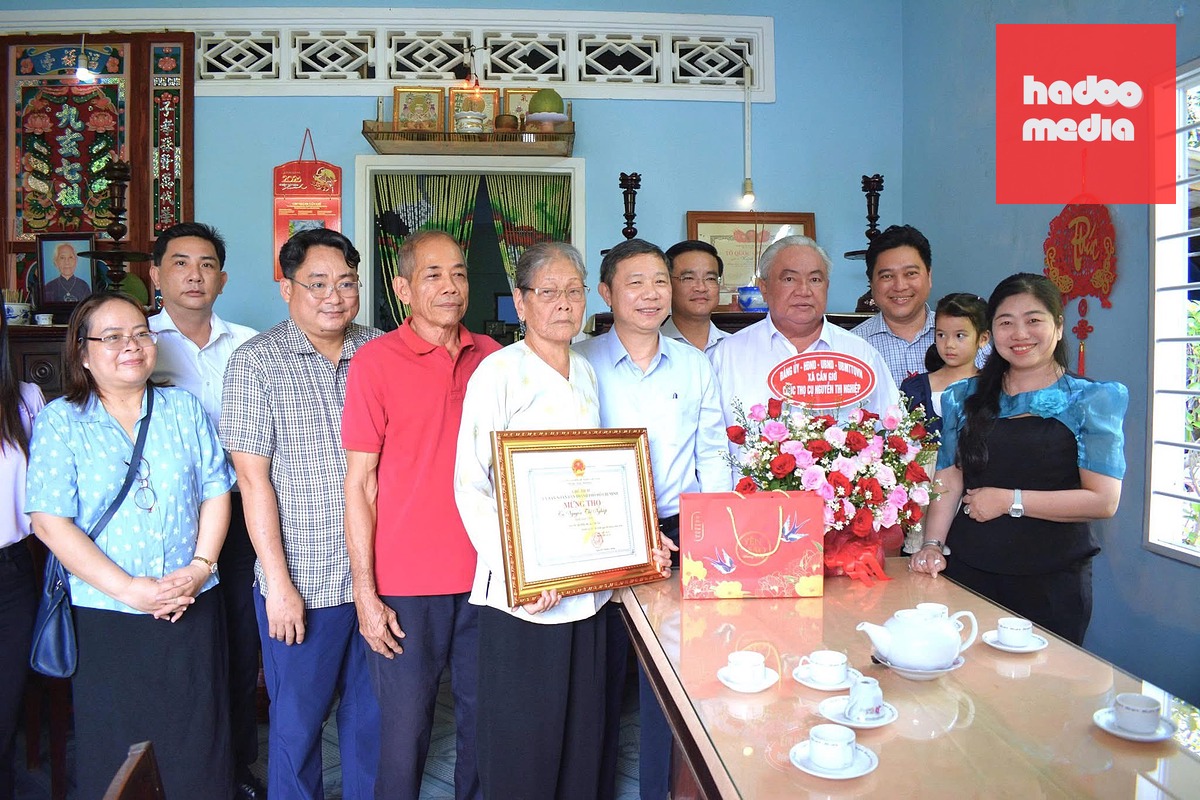 Ông Dương Anh Đức - Ủy viên Ban Thường vụ Thành ủy, Trưởng Ban Tuyên giáo và Dân vận Thành ủy TP.HCM - cùng đại biểu đến chúc thọ cụ bà Nguyễn Thị Nghiệp - Ảnh: Xã Cần Giờ