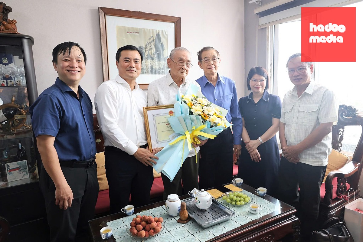 Ông Bùi Xuân Cường - Thành ủy viên, Phó chủ tịch UBND TP.HCM - cùng đoàn đại biểu đến chúc thọ cụ ông Nguyễn Thơ - Ảnh: Phường Bình Thạnh