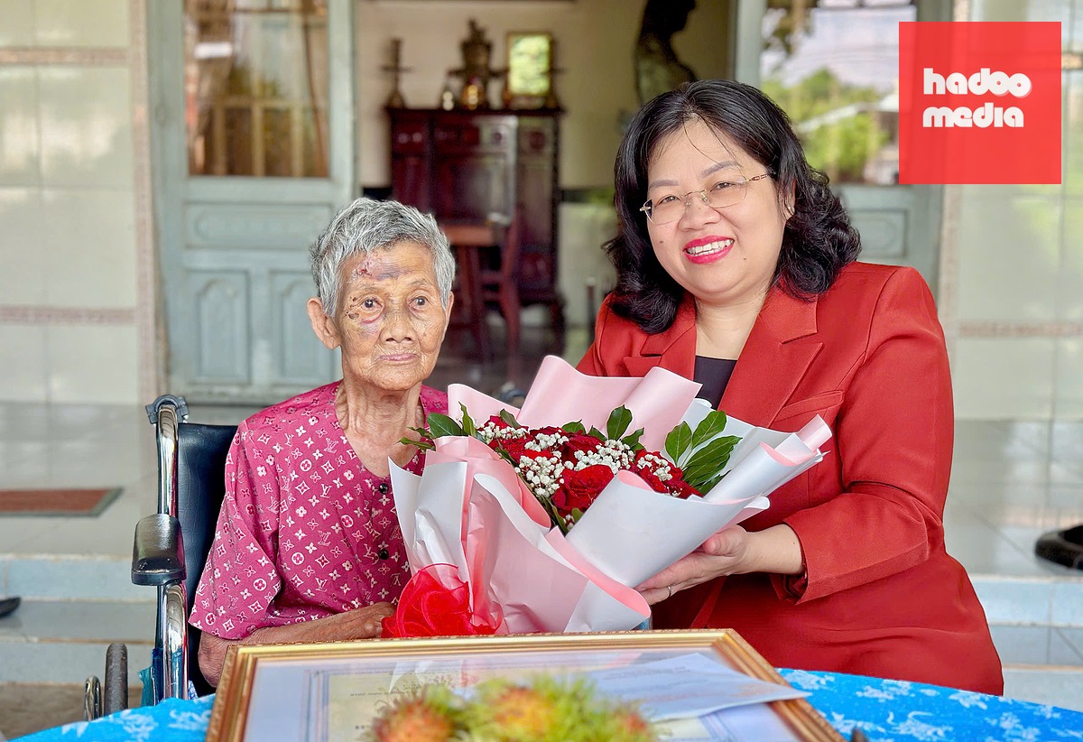 Bà Nguyễn Trường Nhật Phượng - Thành ủy viên, Phó chủ tịch HĐND TP.HCM - cùng đoàn đại biểu đến chúc thọ cụ bà Nguyễn Thị Dứa - Ảnh: Cổng TTĐT HĐND TP.HCM