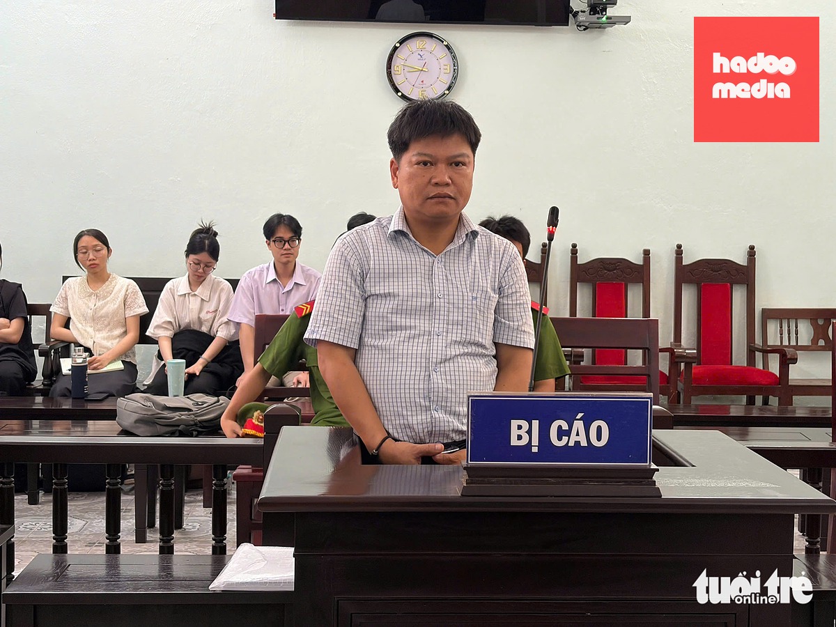 Ông Hà Thúc Nhật (nguyên Kế toán trưởng CDC Huế) bị Tòa án nhân dân khu vực 1 TP Huế đưa ra xét xử vụ án "vi phạm quy định về đấu thầu gây hậu quả nghiêm trọng" liên quan đến việc mua sắm kit xét nghiệm COVID-19 của Công ty CP công nghệ Việt Á - Ảnh: NGỌC MINH