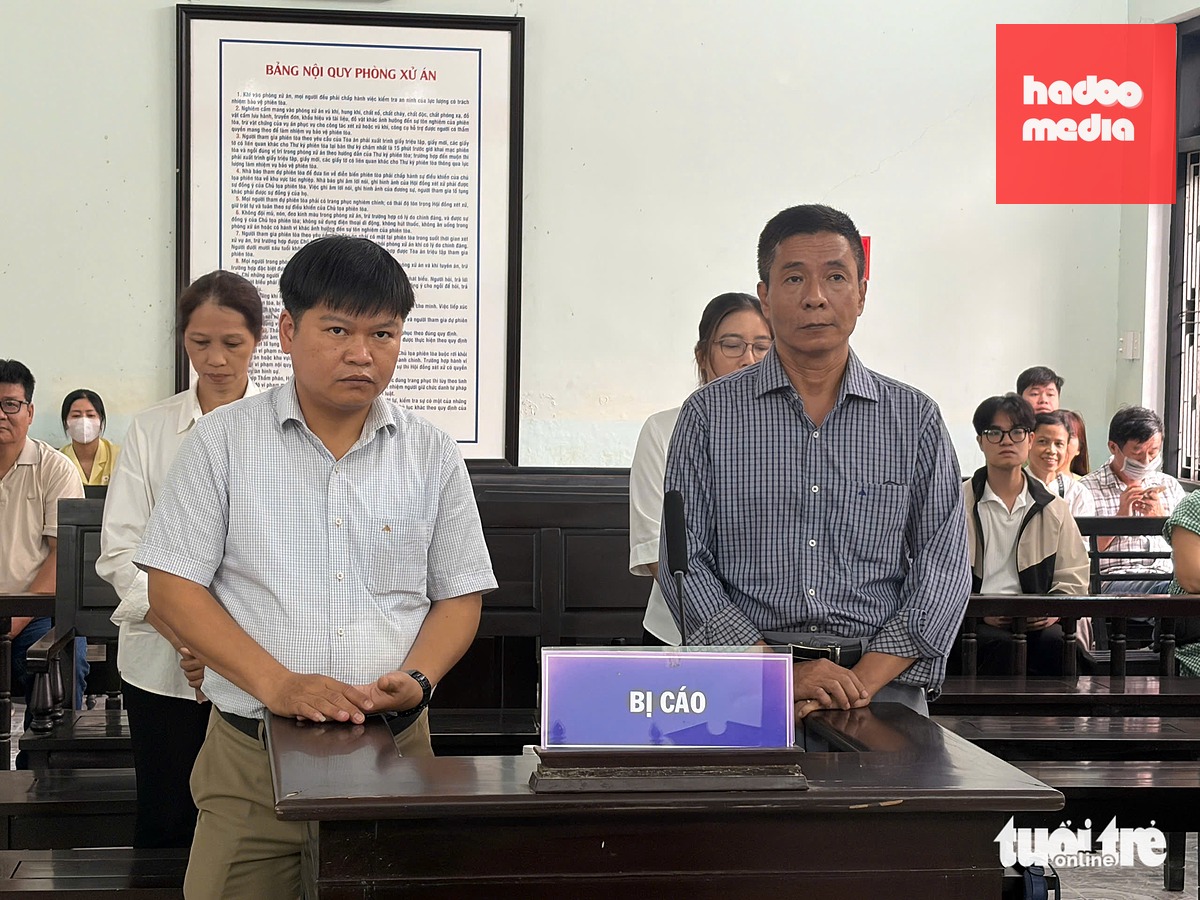 Ông Hoàng Văn Đức (phải, cựu Giám đốc CDC Huế) được xác định không nhận "tiền cảm ơn" từ Công ty Việt Á - Ảnh: NGỌC MINH