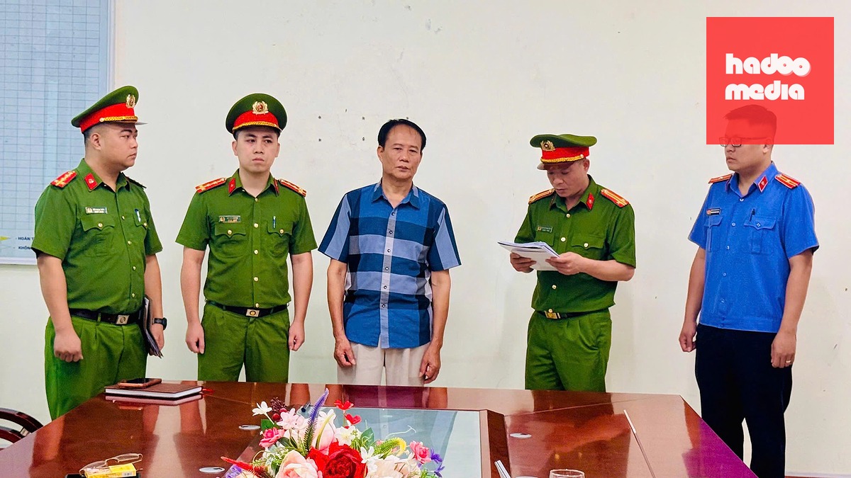 Cơ quan cảnh sát điều tra thi hành lệnh bắt bị can để tạm giam đối với Phạm Văn Viết - Ảnh: THANH TUẤN