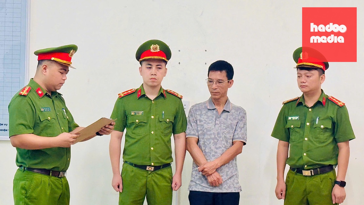 Cơ quan cảnh sát điều tra thi hành lệnh bắt bị can để tạm giam đối với Nguyễn Quốc Trinh - Ảnh: THANH TUẤN