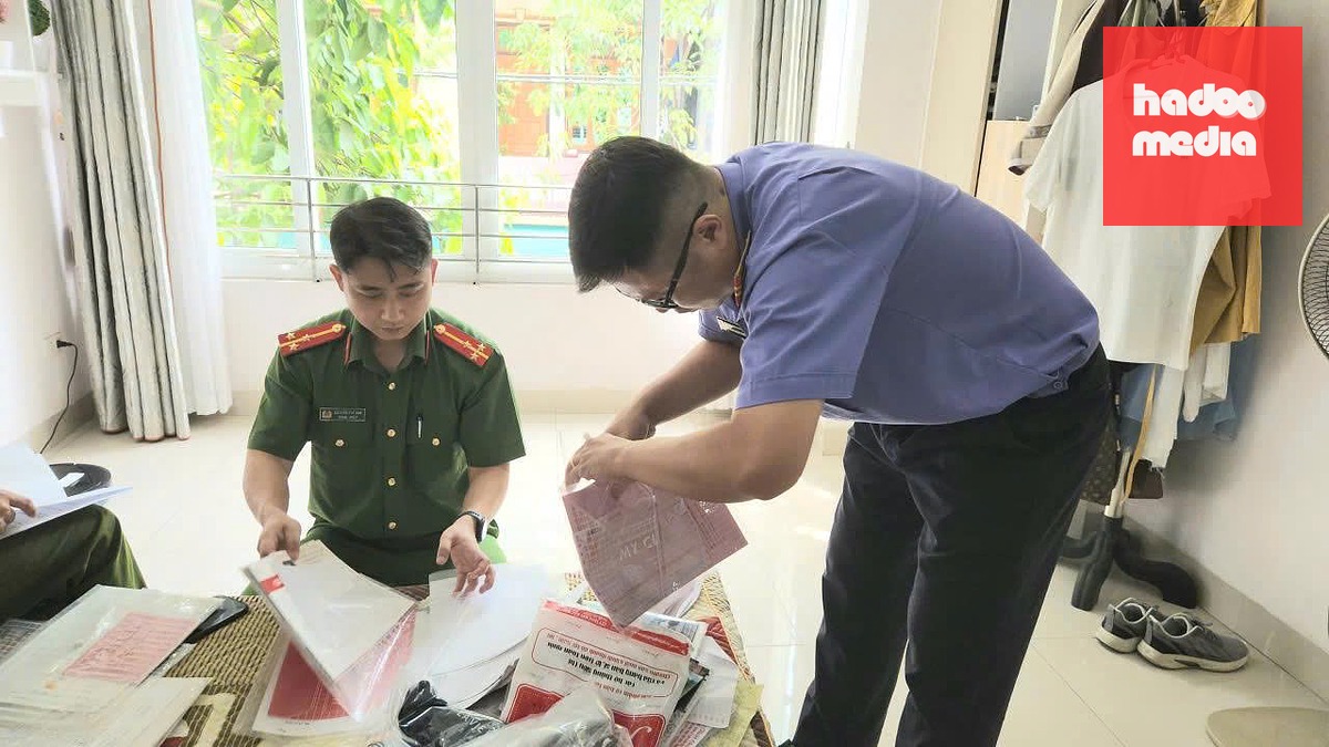 Cơ quan điều tra khám xét nơi ở của các bị can - Ảnh: THANH TUẤN
