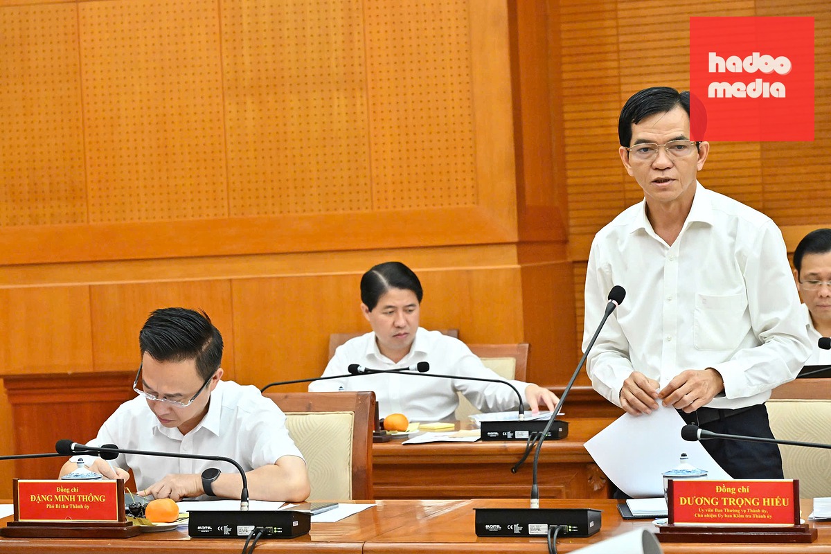 Chủ nhiệm Ủy ban Kiểm tra Thành ủy TP.HCM Dương Trọng Hiếu báo cáo kết quả với đoàn công tác Ủy ban Kiểm tra Trung ương - Ảnh: VIỆT DŨNG/SGGP