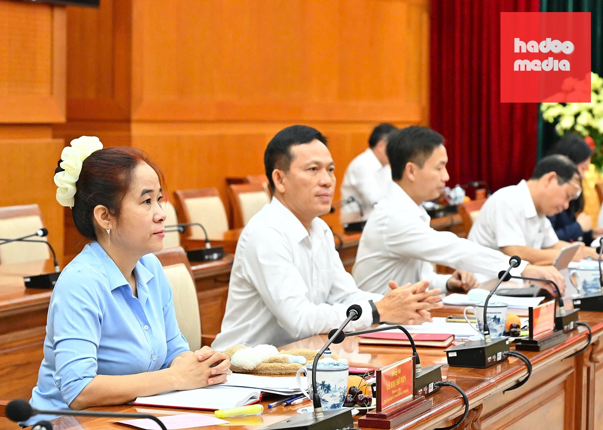 Thành viên trong tổ giám sát thường xuyên tại buổi làm việc - Ảnh: VIỆT DŨNG
