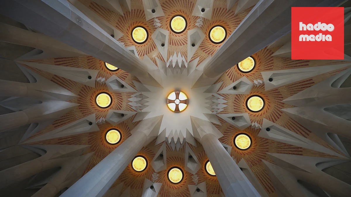 Pohled na strop uvnitř věže Ježíše Krista v bazilice Sagrada Família