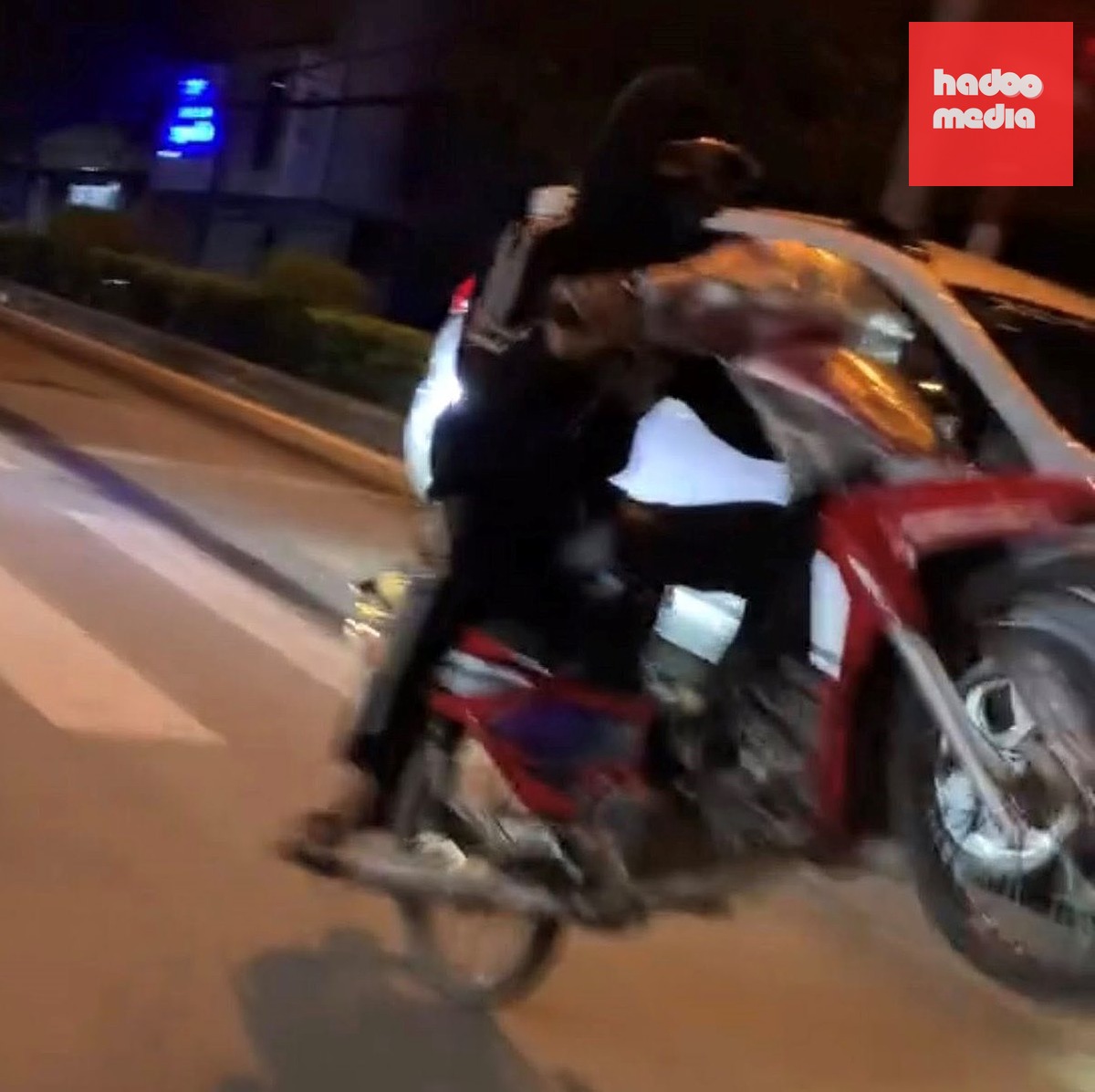 Có clip thiếu niên này bốc đầu xe, phóng vun vút trên đường - Ảnh: Công an xã Bờ Y