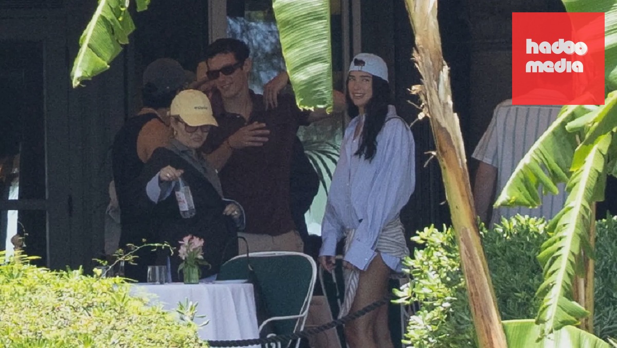 Dua Lipa a Callum Turner na svatební oslavě v Palermu