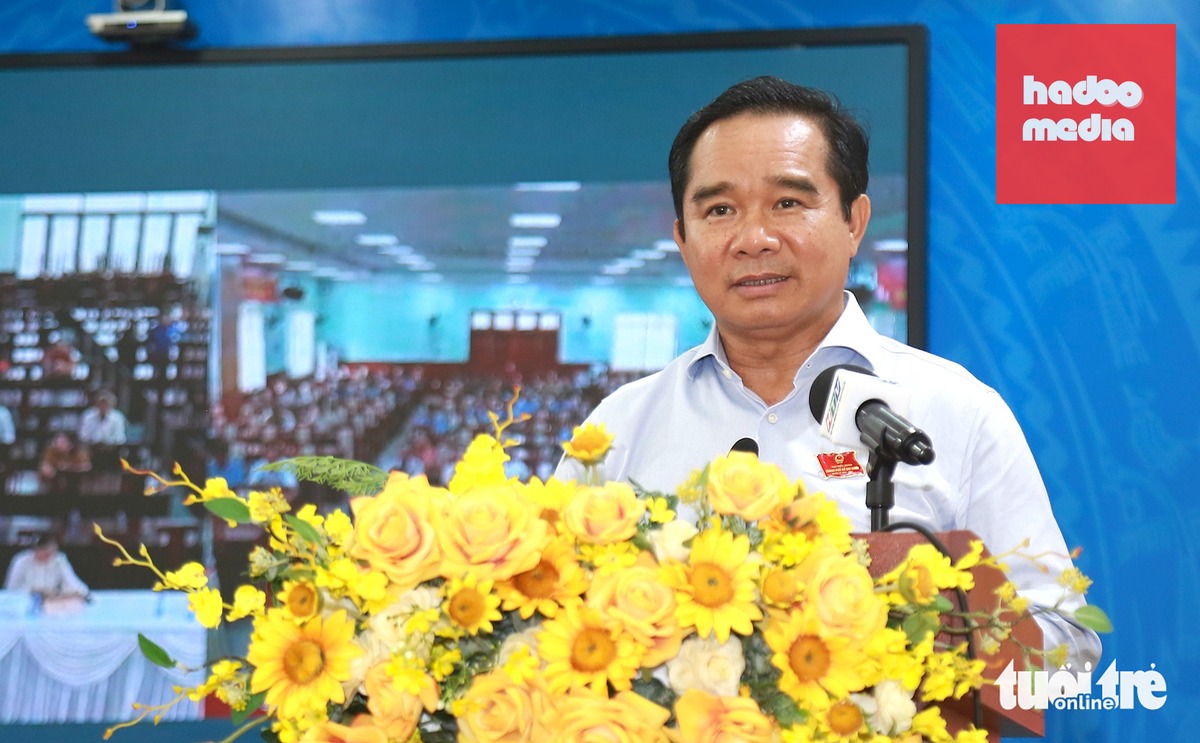 Chủ tịch UBND TP.HCM Nguyễn Văn Được trả lời ý kiến cử tri - Ảnh: NGỌC KHẢI