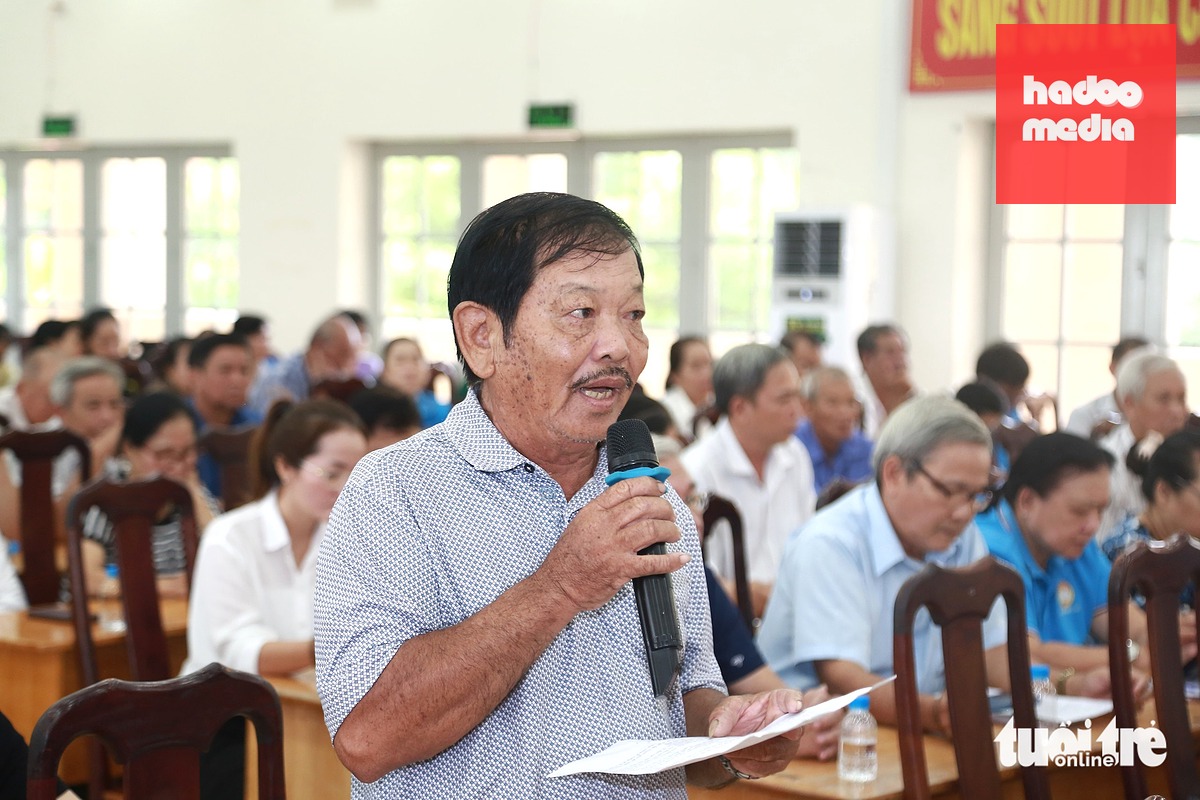 Ông Nguyễn Văn Mạnh (cử tri ấp 18, xã Xuân Thới Sơn) phát biểu  - Ảnh: NGỌC KHẢI