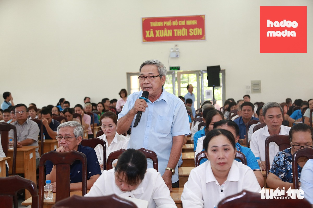 Cử tri phát biểu tại hội nghị - Ảnh: NGỌC KHẢI