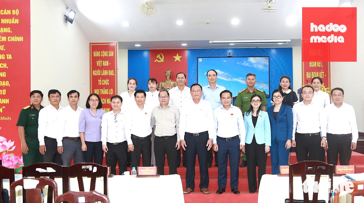Các đại biểu chụp ảnh lưu niệm sau hội nghị - Ảnh: NGỌC KHẢI
