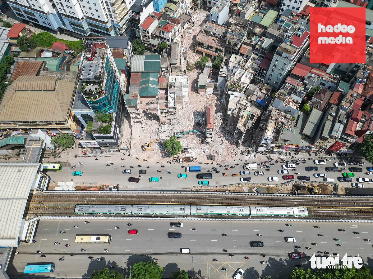 Trên đường Nguyễn Trãi, khu vực gần ga metro Thượng Đình, máy móc đang tích cực phá dỡ loạt nhà mặt tiền để xây đường vành đai 2,5 - Ảnh: PHẠM TUẤN
