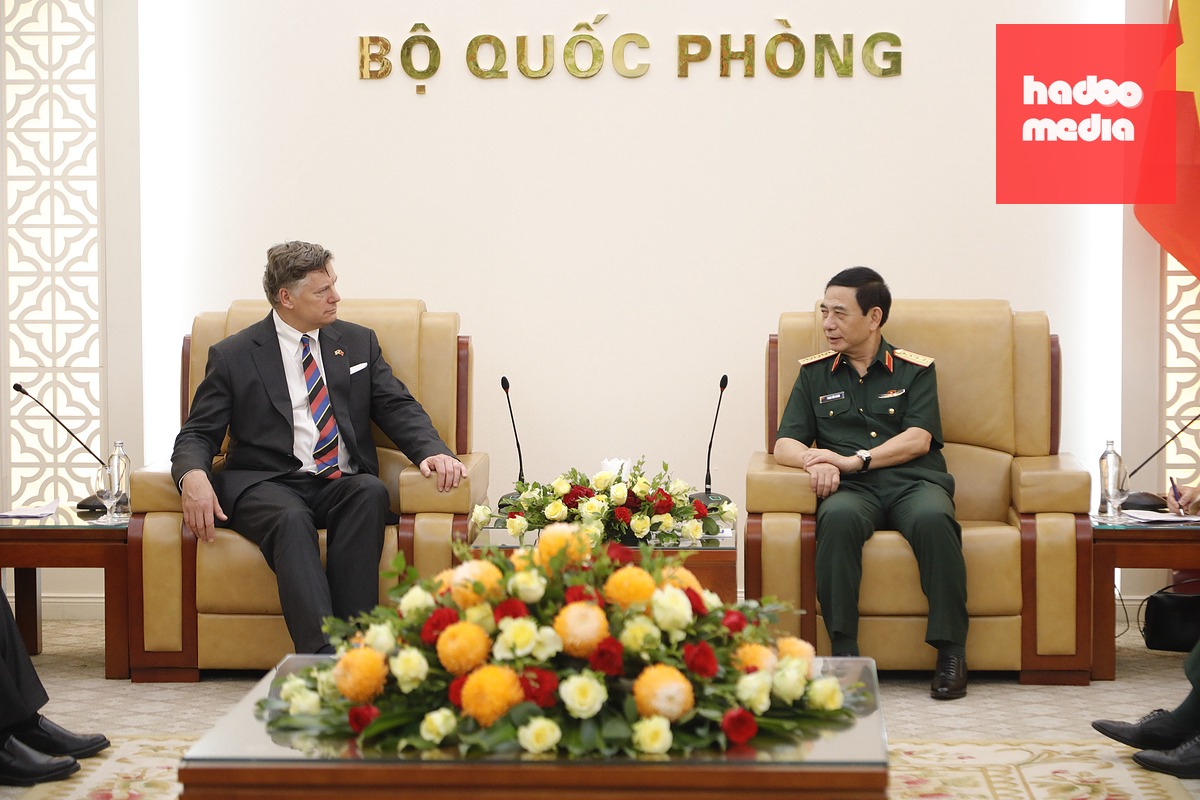 Đại tướng Phan Văn Giang (phải) và Phó ngoại trưởng Mỹ Christopher Landau tại buổi tiếp - Ảnh: THÙY LINH