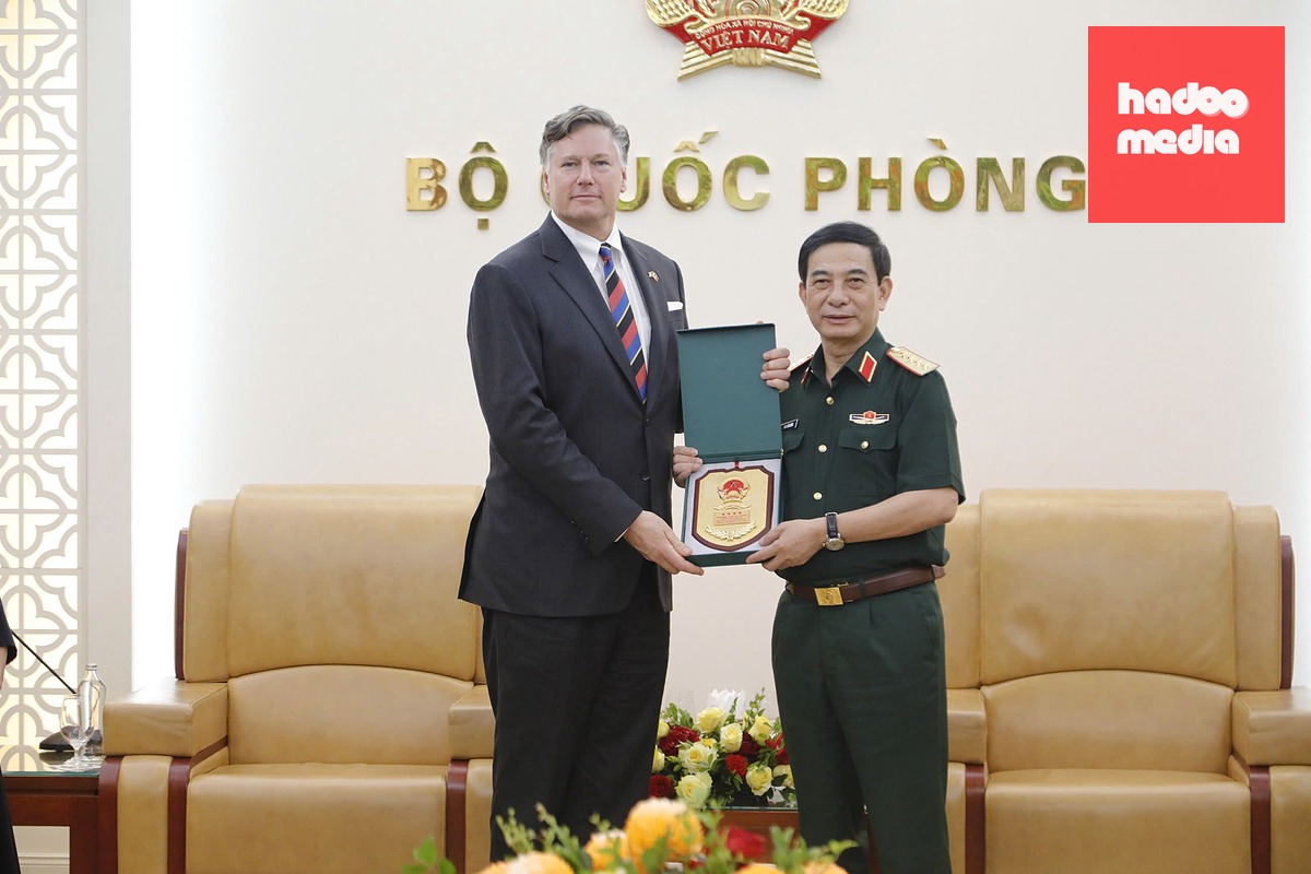 Đại tướng Phan Văn Giang tặng quà lưu niệm cho ông Christopher Landau