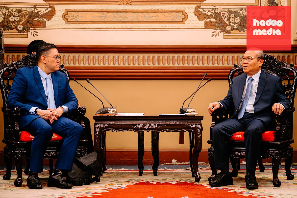 Phó chủ tịch UBND TP.HCM Trần Văn Bảy tiếp và làm việc với ông Dave Akbarshah Fikarno Laksono, Trưởng Ban Thông tin truyền thông Đảng Golkar kiêm Phó chủ tịch Ủy ban An ninh, Quốc phòng, Đối ngoại và Tình báo Hạ viện Indonesia ngày 10-6 - Ảnh: THANH HIỆP