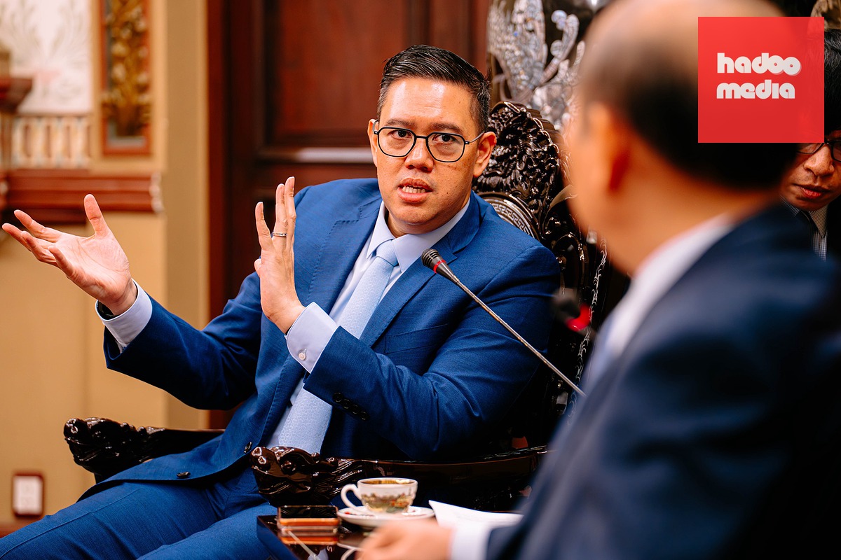 Trưởng Ban Thông tin truyền thông Đảng Golkar kiêm Phó chủ tịch Ủy ban An ninh, Quốc phòng, Đối ngoại và Tình báo Hạ viện Indonesia Dave Akbarshah Fikarno Laksono trao đổi với lãnh đạo TP.HCM - Ảnh: THANH HIỆP