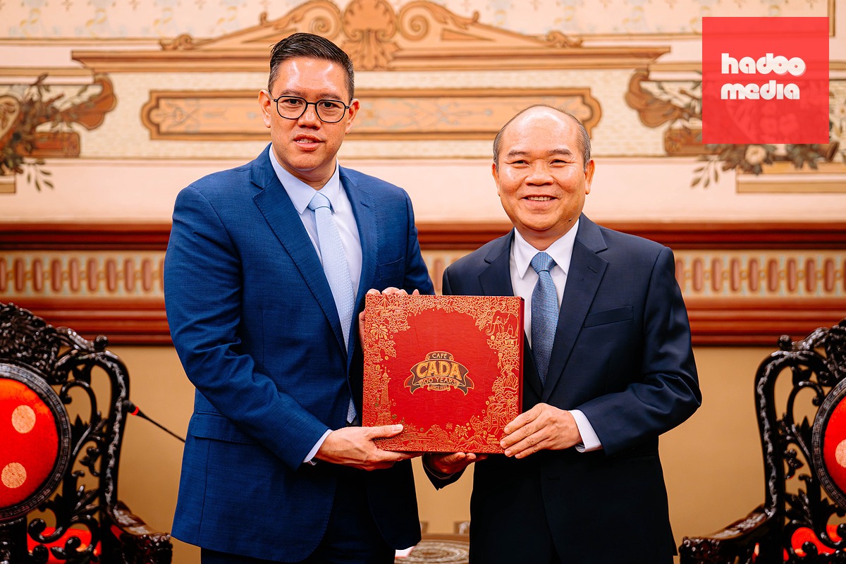 Phó chủ tịch UBND TP.HCM Trần Văn Bảy tặng cà phê Việt Nam cho ông Dave Akbarshah Fikarno Laksono - Ảnh: THANH HIỆP