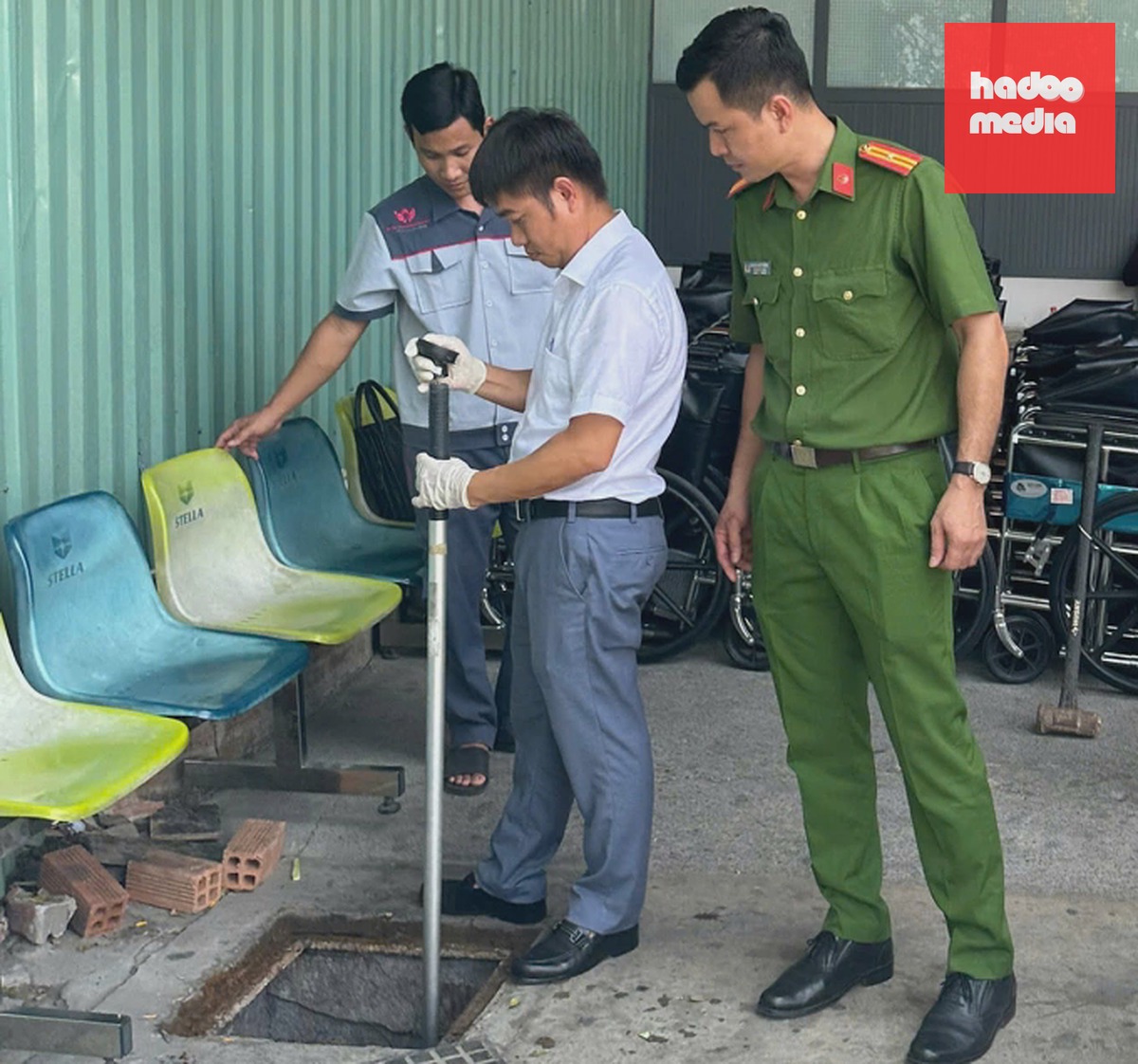 Đoàn kiểm tra hệ thống xả nước thải của Bệnh viện đa khoa quốc tế S.I.S Cần Thơ. Ảnh: Công an Cần Thơ