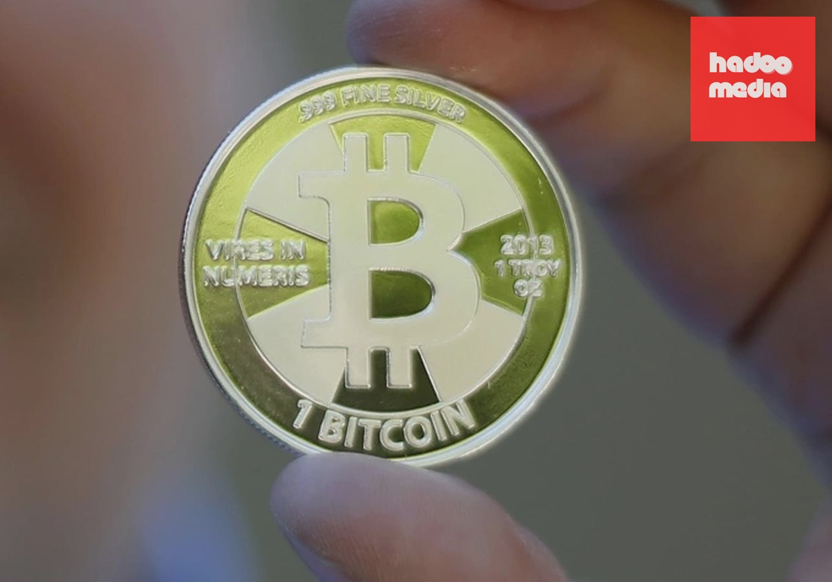 Một đồng xu biểu trưng của Bitcoin được làm bằng bạc. Ảnh: Reuters