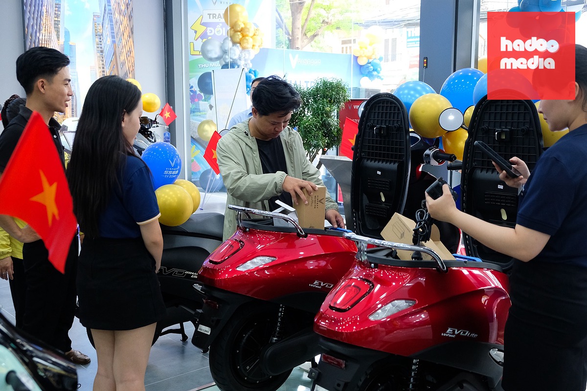 Xe máy điện VinFast thu hút khách hàng tại đại lý - Ảnh: VF