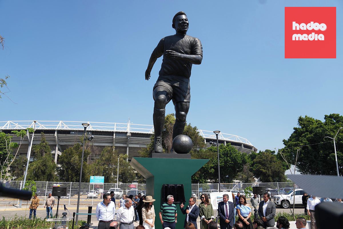 Socha legendárního Pelého u stadionu v Guadalajaře byla odhalena teprve 21. května.