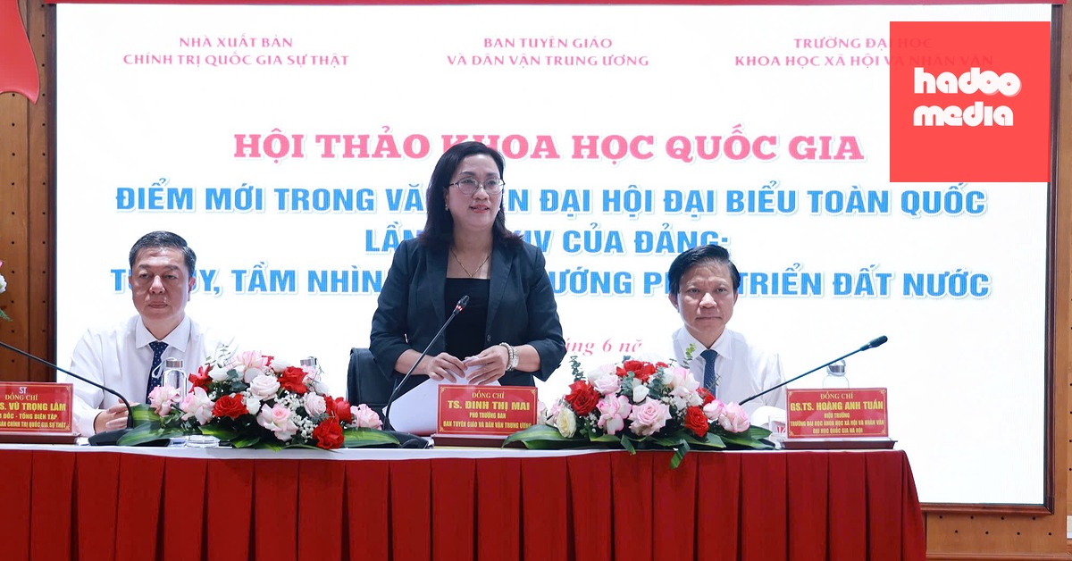 Phó trưởng Ban Tuyên giáo và Dân vận Trung ương Đinh Thị Mai (giữa); Giám đốc, Tổng biên tập Nhà xuất bản Chính Trị Quốc Gia Sự Thật Vũ Trọng Lâm (trái) và Hiệu trưởng Trường đại học Khoa học xã hội và Nhân văn Hà Nội Hoàng Anh Tuấn (phải) chủ trì hội thảo - Ảnh: BTC