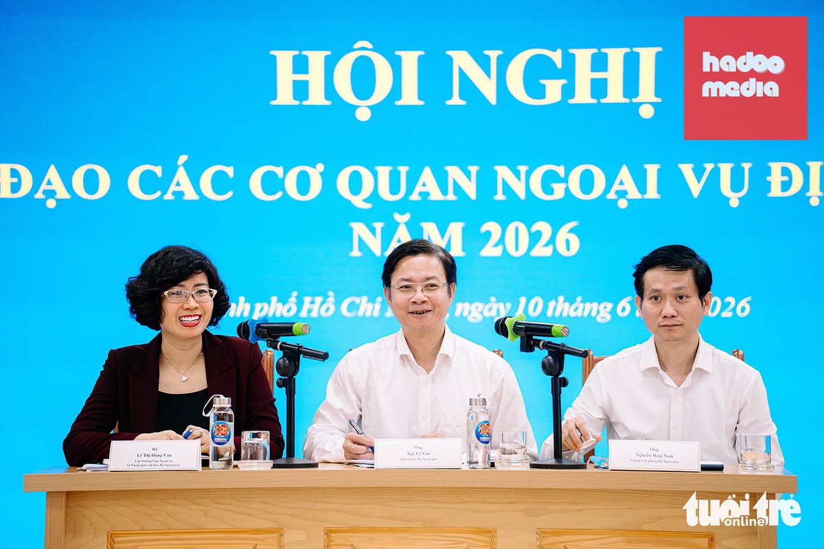 Từ trái sang: Cục trưởng Cục Ngoại vụ và Ngoại giao văn hóa Lê Thị Hồng Vân; Thứ trưởng Bộ Ngoại giao Ngô Lê Văn; Chánh Văn phòng Bộ Ngoại giao Nguyễn Hoài Nam chủ trì Hội nghị Lãnh đạo các cơ quan ngoại vụ địa phương năm 2026 - Ảnh: THANH HIỆP