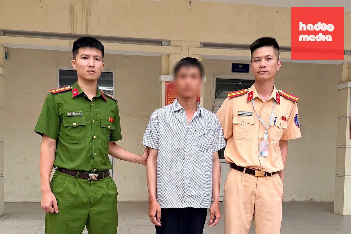 Thí sinh gian lận kỳ thi sát hạch bằng lái xe (giữa) - Ảnh: Công an cung cấp