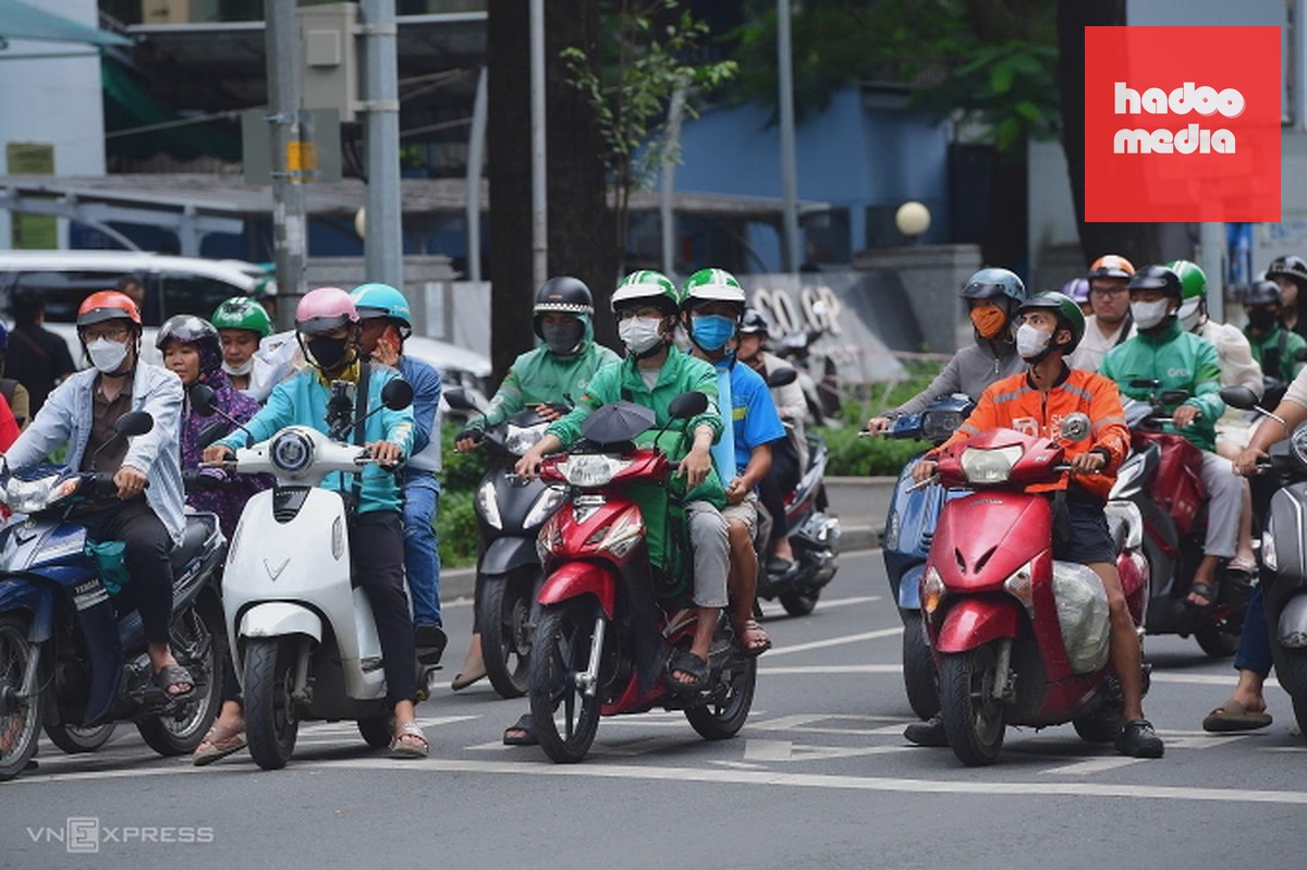 Tài xế các hãng xe công nghệ chạy trên đường trung tâm TP HCM. Ảnh: Thanh Tùng