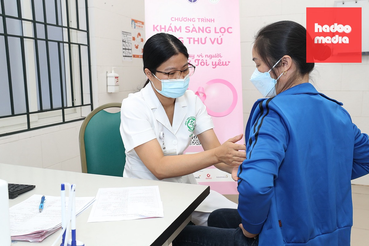 Bác sĩ khám sàng lọc ung thư vú trong chương trình "Chung tay vì người phụ nữ tôi yêu" - Ảnh: BVCC