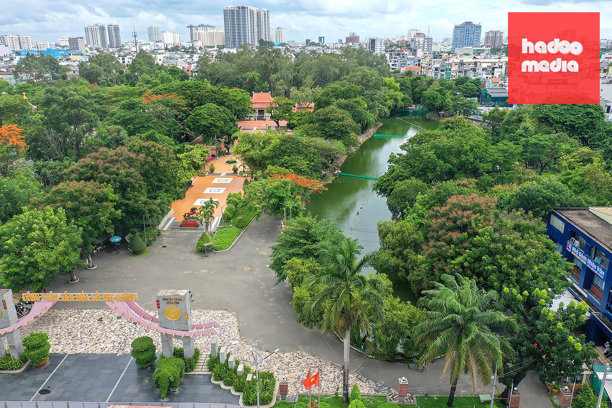 Nhìn từ trên cao, công viên Lê Thị Riêng hiện ra xanh mát giữa lòng TP.HCM - Ảnh: TRÍ ĐỨC