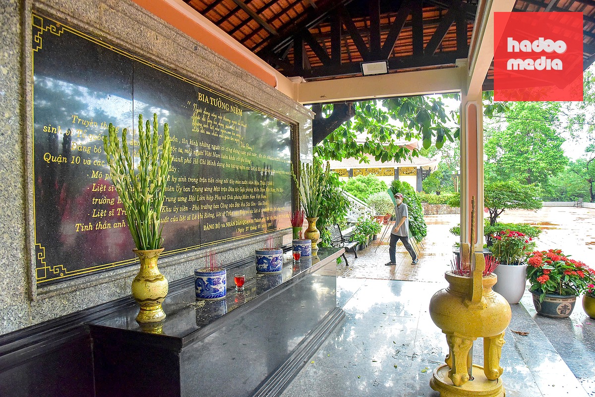 Bên trong công viên Lê Thị Riêng có nhà truyền thống, nhà bia tưởng niệm anh hùng liệt sĩ - Ảnh: TRÍ ĐỨC