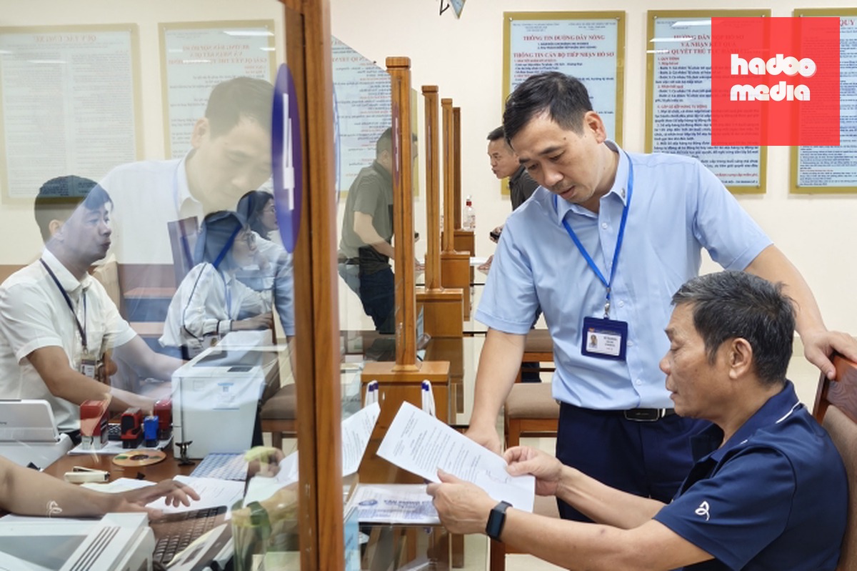 Ông Đỗ Thanh Hà, công chức Trung tâm Phục vụ hành chính công thành phố Hà Nội chi nhánh số 3 hướng dẫn người dân sử dụng dịch vụ công. Ảnh: Trọng Đạt