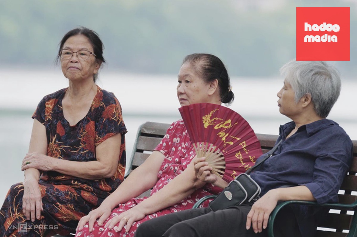 Người cao tuổi Hà Nội thư giãn bên Hồ Gươm. Ảnh: Ngọc Thành