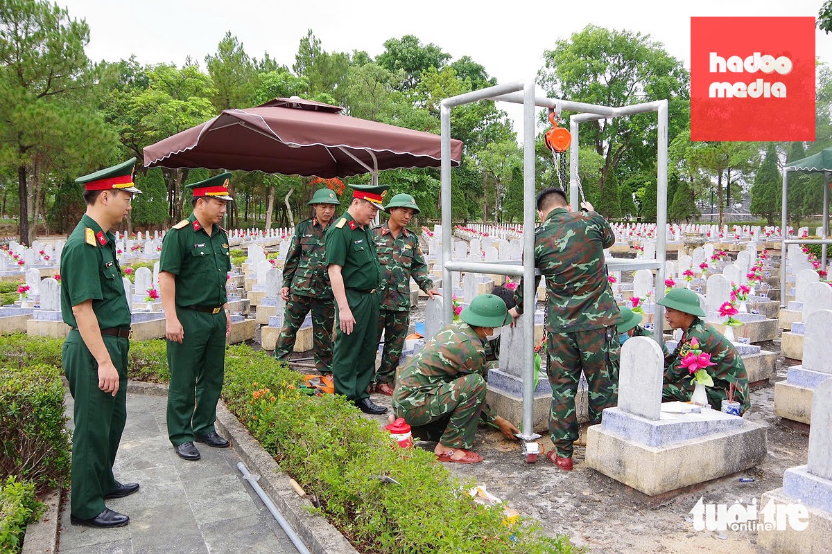 Đoàn công tác Bộ Chỉ huy quân sự tỉnh Quảng Trị kiểm tra, thăm hỏi, động viên các lực lượng đang thực hiện nhiệm vụ lấy mẫu, số hóa thông tin và bàn giao mẫu hài cốt liệt sĩ tại Nghĩa trang liệt sĩ quốc gia Đường 9 - Ảnh: XUÂN DIỆN