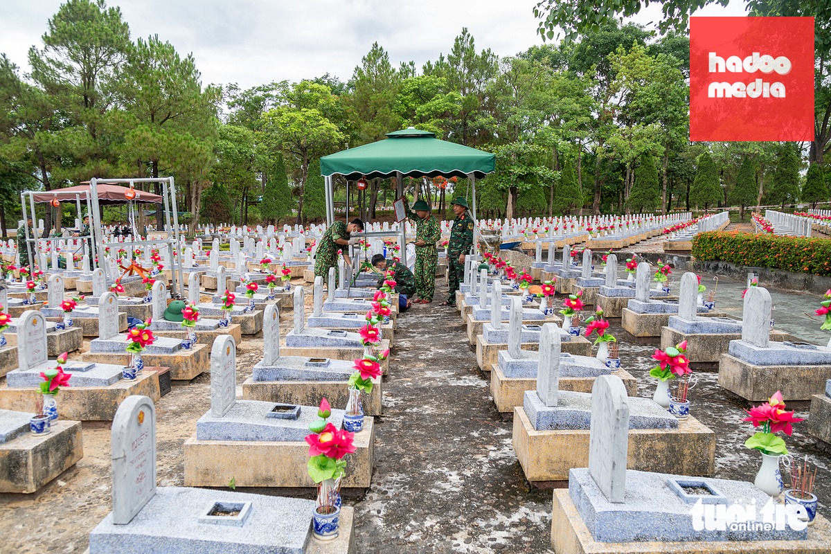 Những người lính lặng lẽ làm việc giữa ngày hè bỏng rát để mong sớm trả lại tên tuổi cho các anh - Ảnh: HOÀNG TÁO