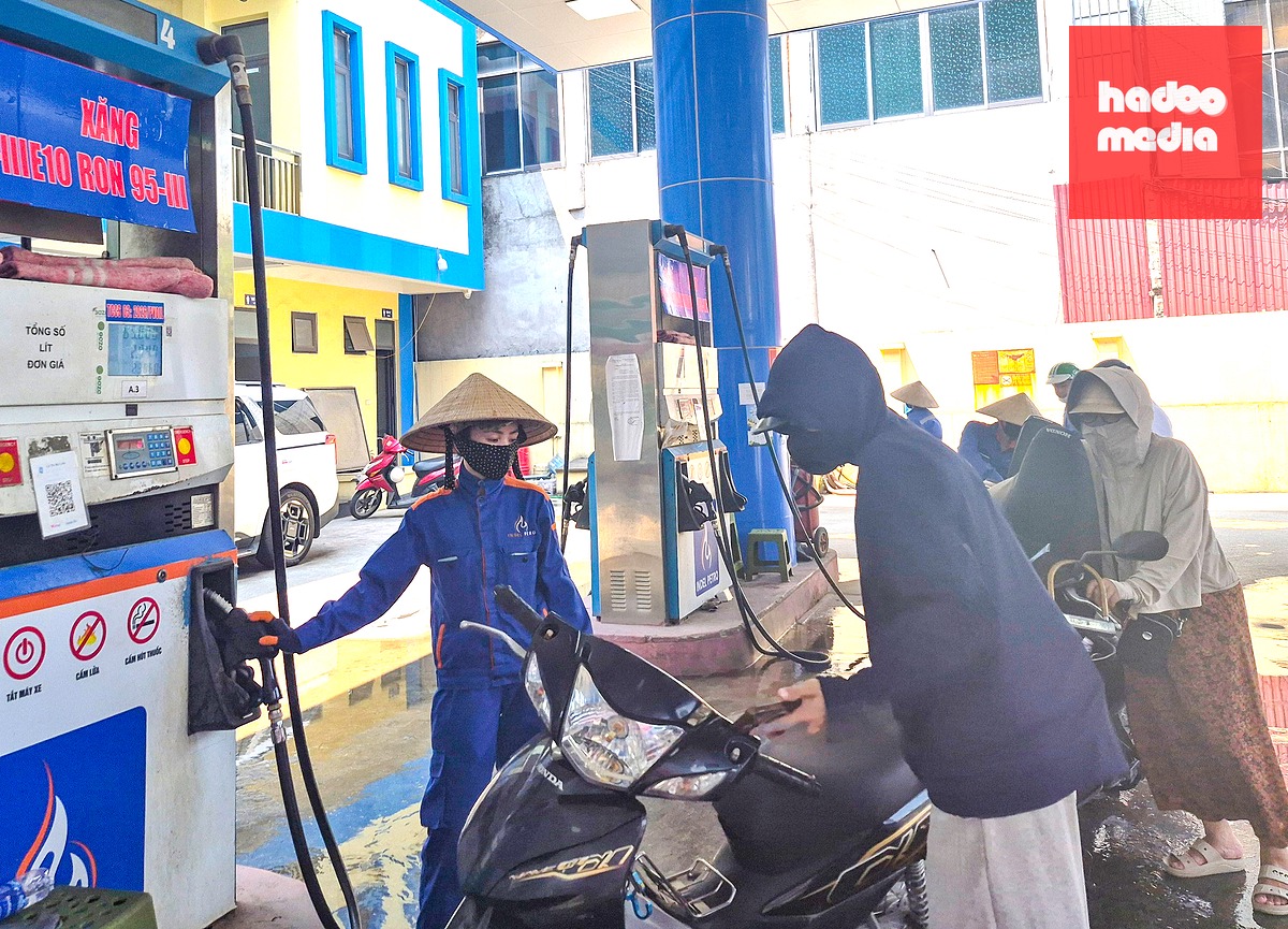 Giá xăng dầu được điều chỉnh từ 15h ngày 11-6 - Ảnh: NGỌC AN