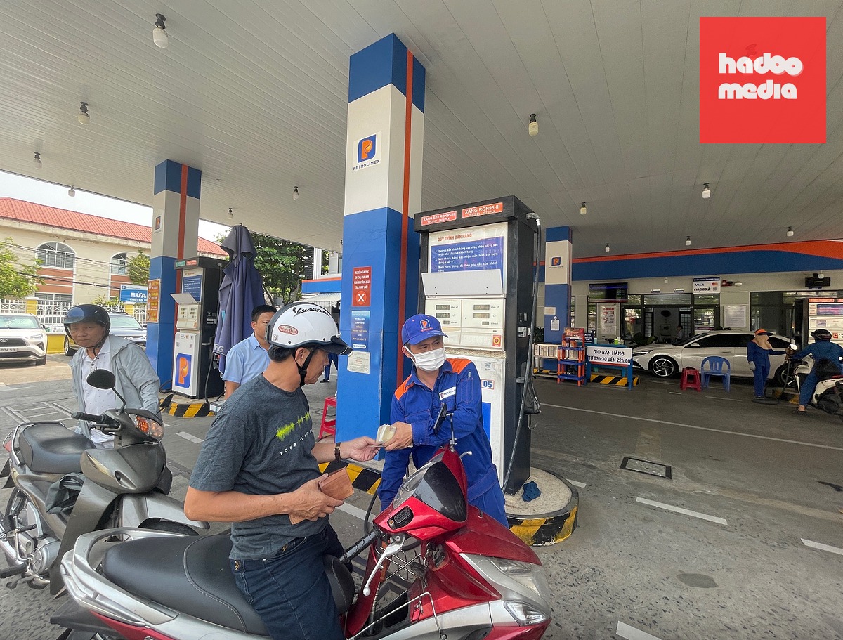 Người dân đổ xăng E10 tại TP Đà Nẵng - Ảnh: B.D.