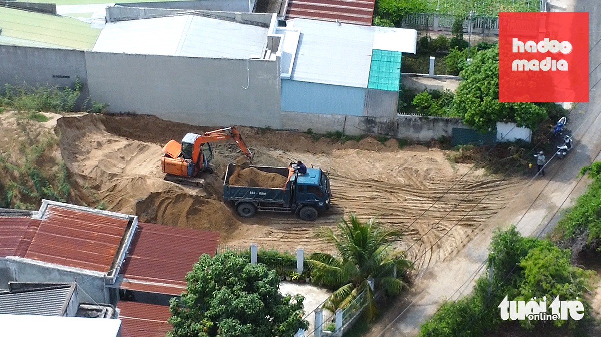 Bãi cát có quy mô nhỏ hơn nằm cách bãi lớn khoảng 300m. Bãi này cũng nằm lọt thỏm giữa các nhà dân - Ảnh: ĐỨC CƯỜNG