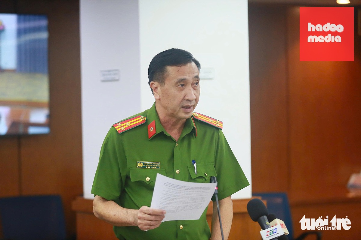Thượng tá Trần Xuân Phương - Phó trưởng Phòng PC07 (Công an TP.HCM) - thông tin tại buổi họp báo kinh tế - xã hội TP.HCM chiều 11-6 - Ảnh: CHÂU TUẤN
